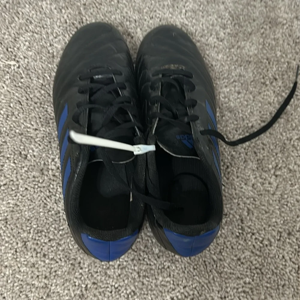 Adidas kids, soccer cleats size 6 - Picture 4 of 8